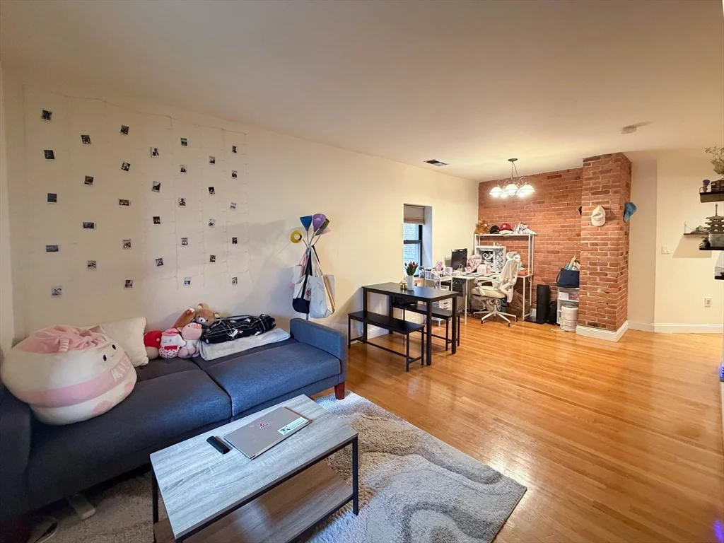 84 Gainsborough St, Fenway