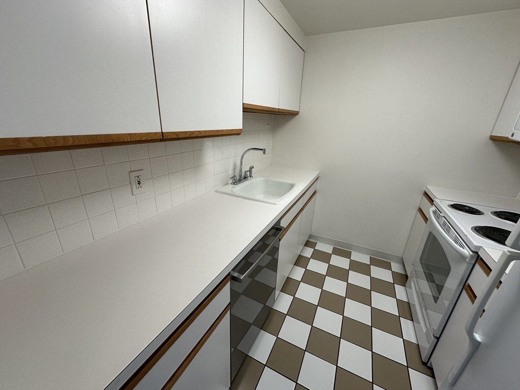 1933 Commonwealth Ave, Brighton