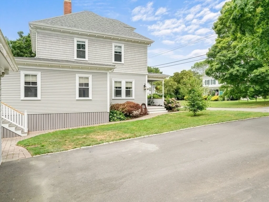 548 Elm St, Dartmouth