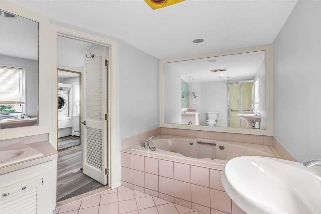 4 Oakridge Ave, Natick