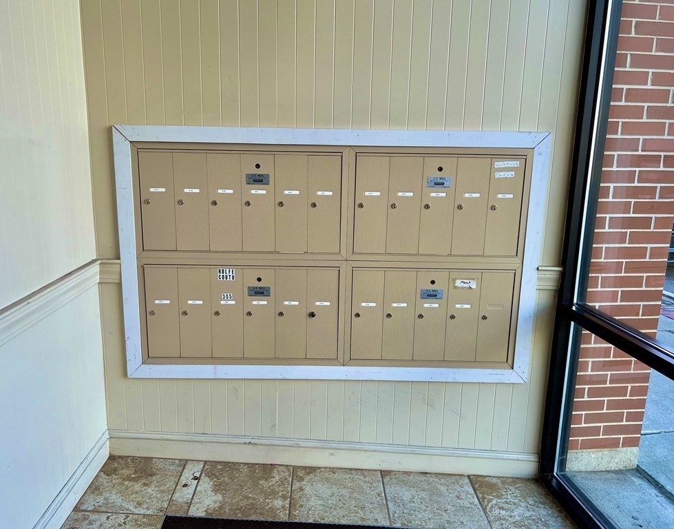 6 S Washington St, North Attleboro