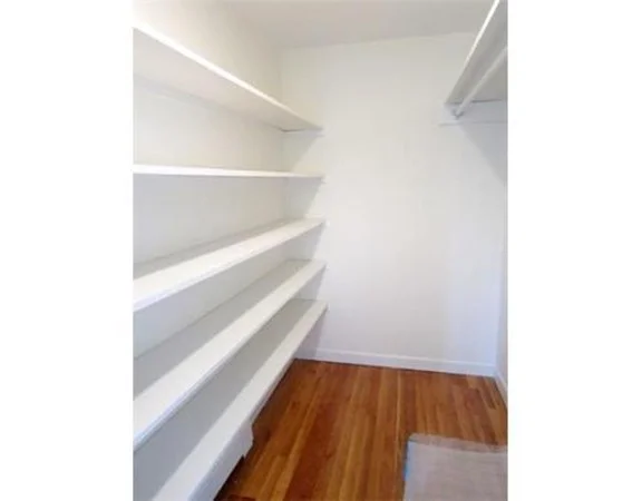 285 Hawthorn St, West