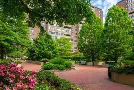 2 Hawthorne Pl, West End