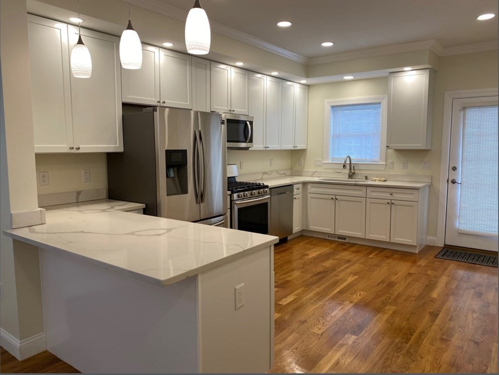 3 bed, 3.5 bath apartment for rent at 16 Walnut St Unit 1, Tufts University — photo 2 of 17