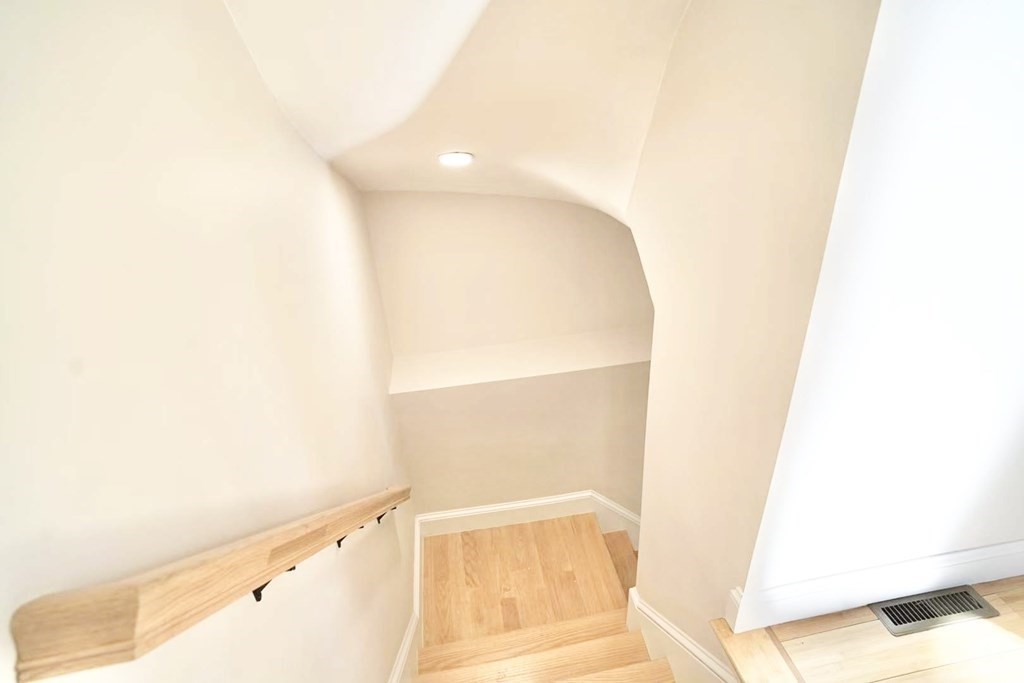 5 bed, 2 bath apartment for rent at 75 Wareham St Unit 1, Tufts University — photo 5 of 10