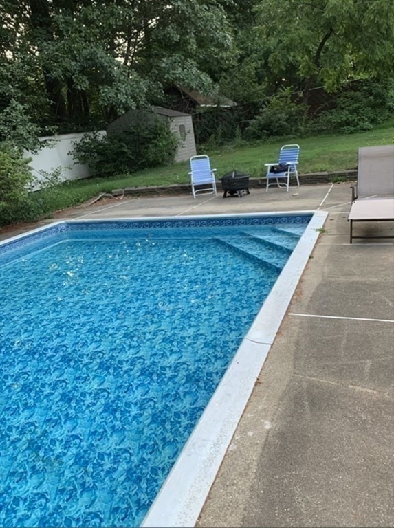 8 Castle Rd, Wayland