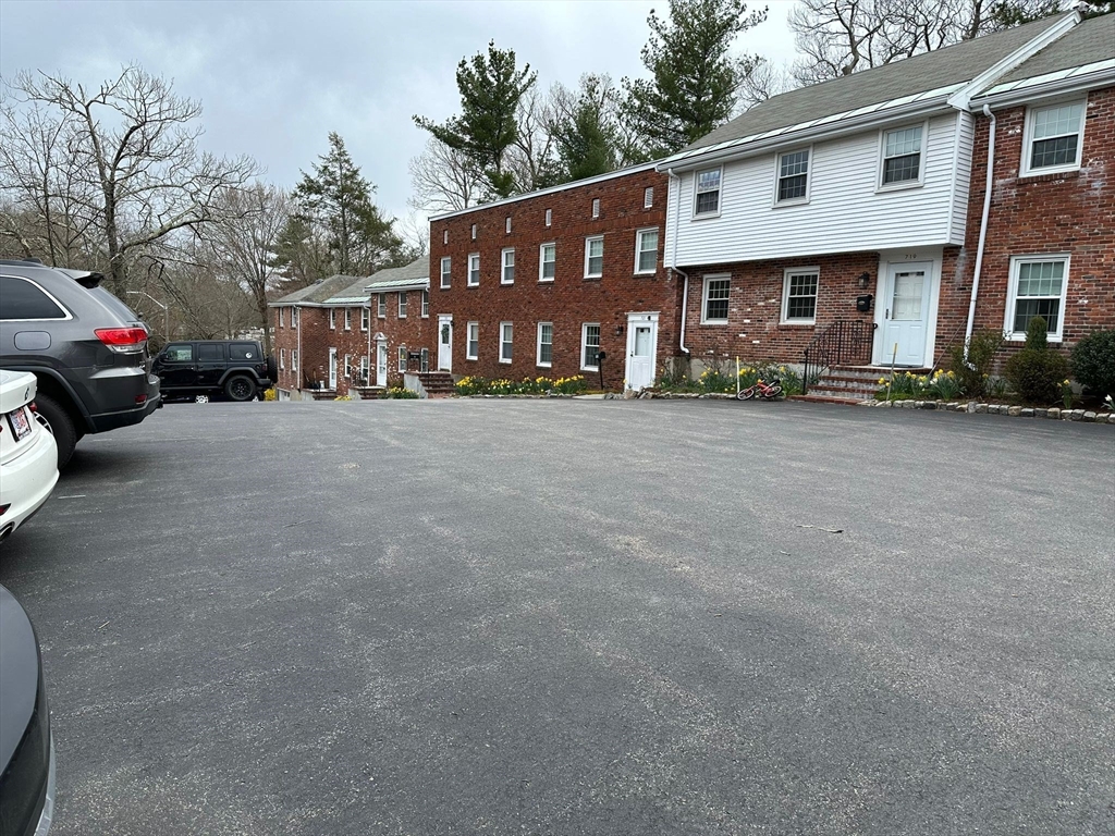 715 Hammond St, Chestnut Hill