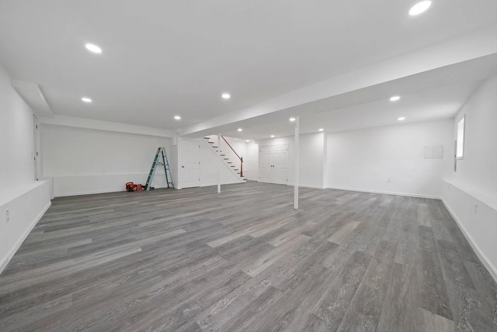 13 Broadway, Raynham Center