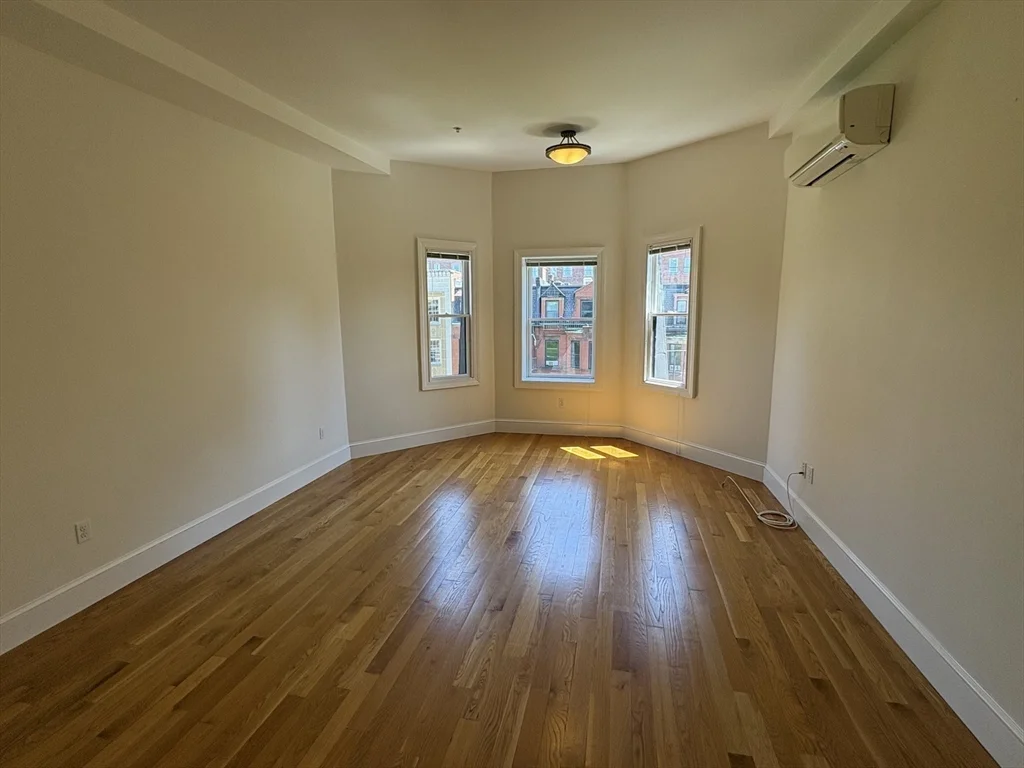 211 Newbury St, Back Bay