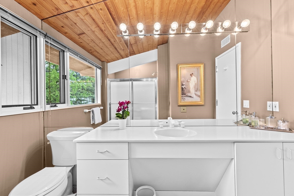 25 Laurus Ln, Newton