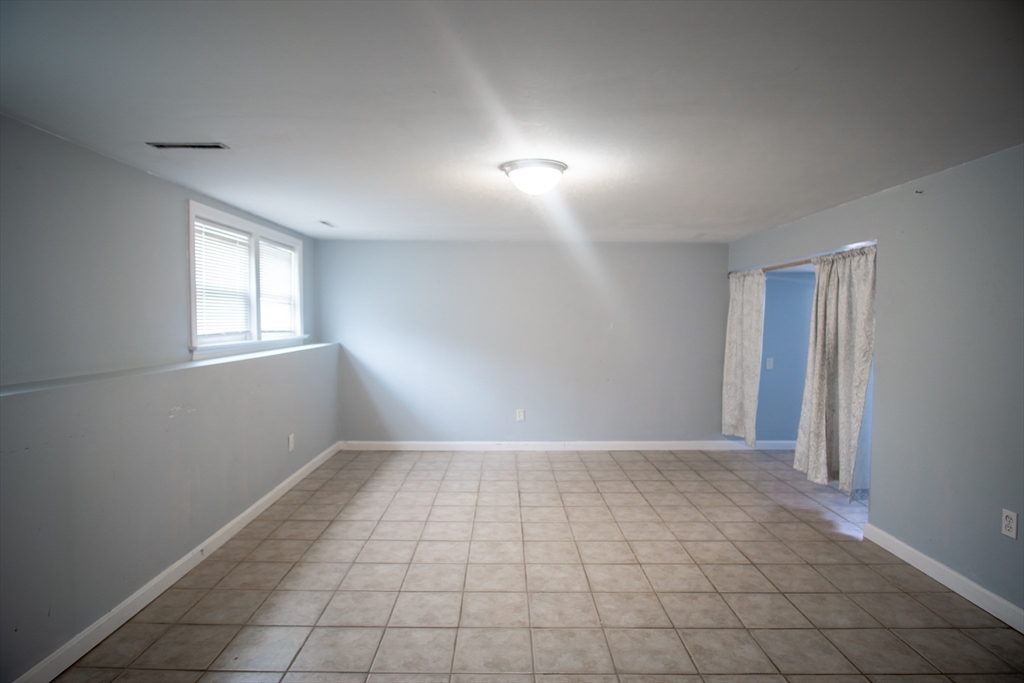 63 Mcgarvey Rd, Stoughton