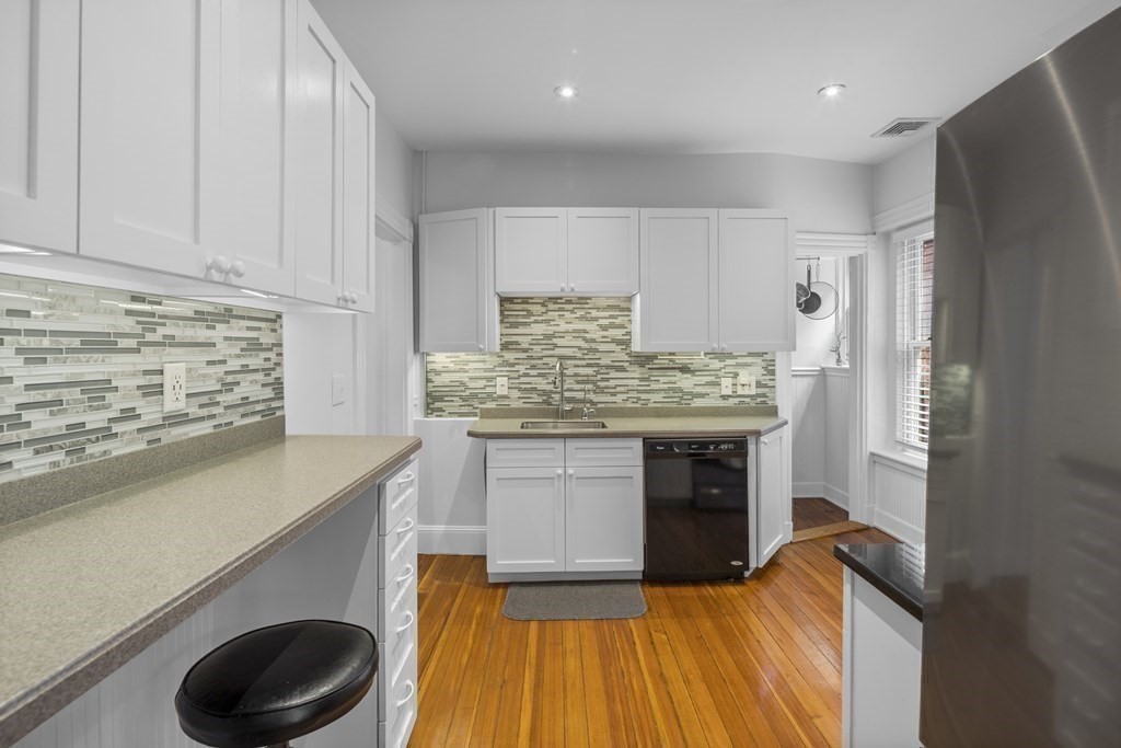 15 Grovenor Rd, Jamaica Plain