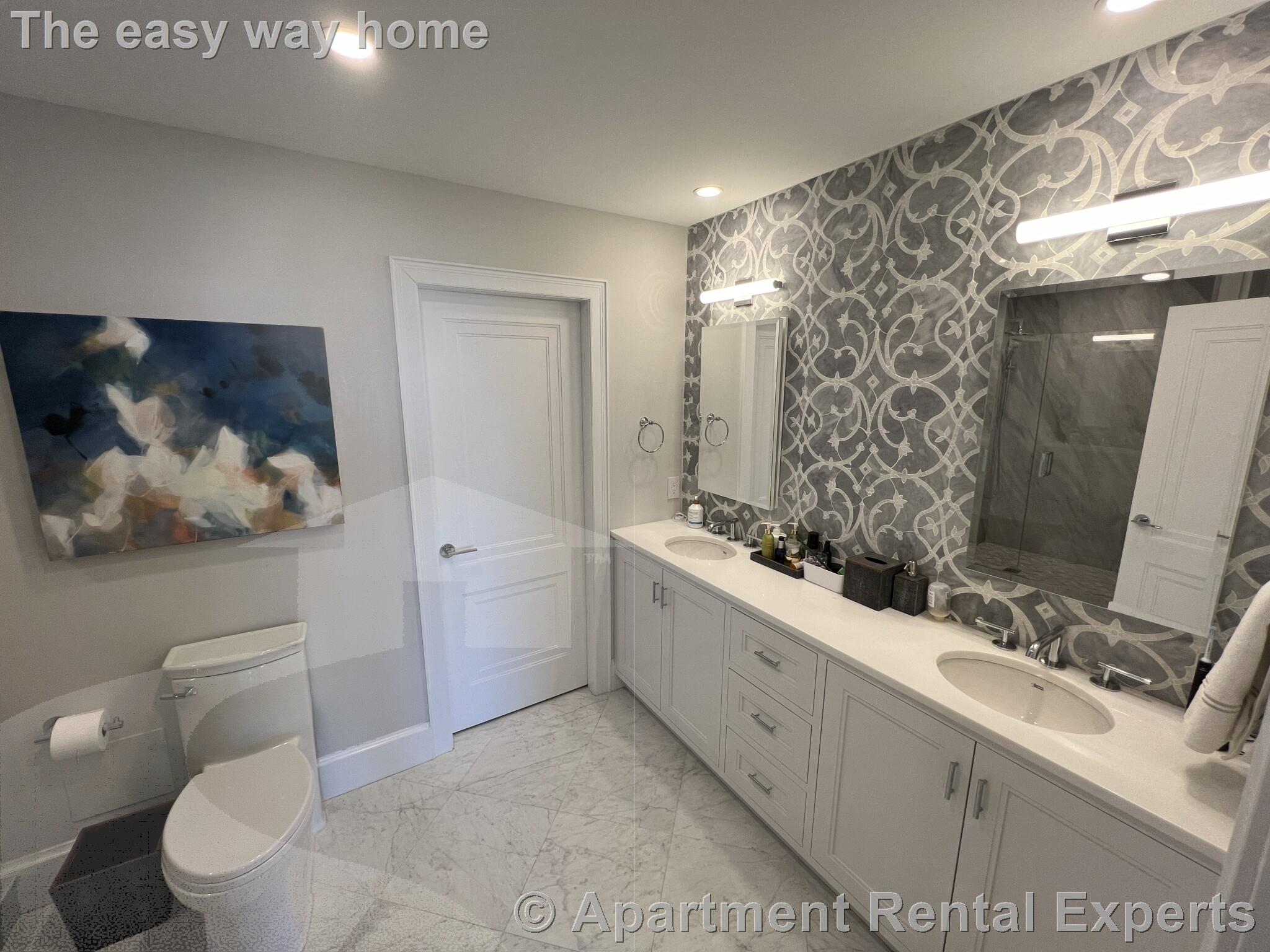 85 East India Row, Downtown