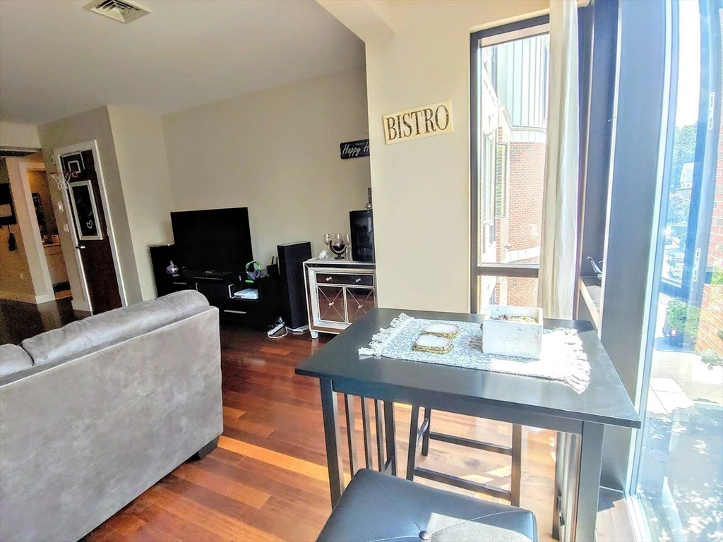 533 Cambridge St, Oak Square