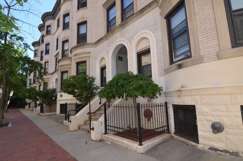 8 Albemarle Ct, Back Bay