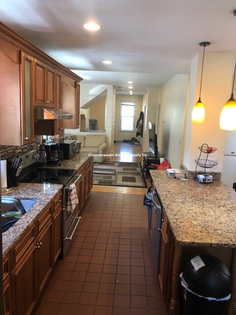 5 bed, 2 bath apartment for rent at 1522 Commonwealth Ave Unit 1A, Brighton — photo 6 of 9