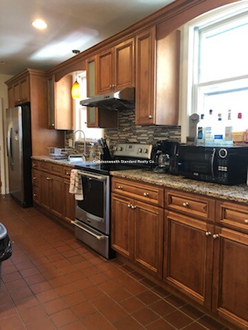 5 bed, 2 bath apartment for rent at 1522 Commonwealth Ave Unit 1A, Brighton — photo 7 of 9