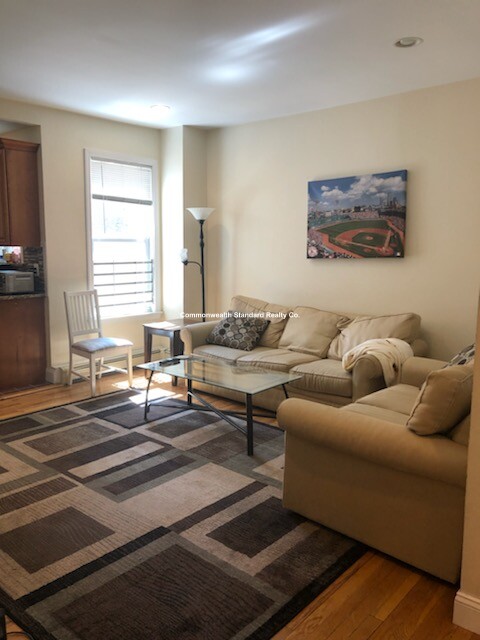 5 bed, 2 bath apartment for rent at 1522 Commonwealth Ave Unit 1A, Brighton — photo 2 of 9