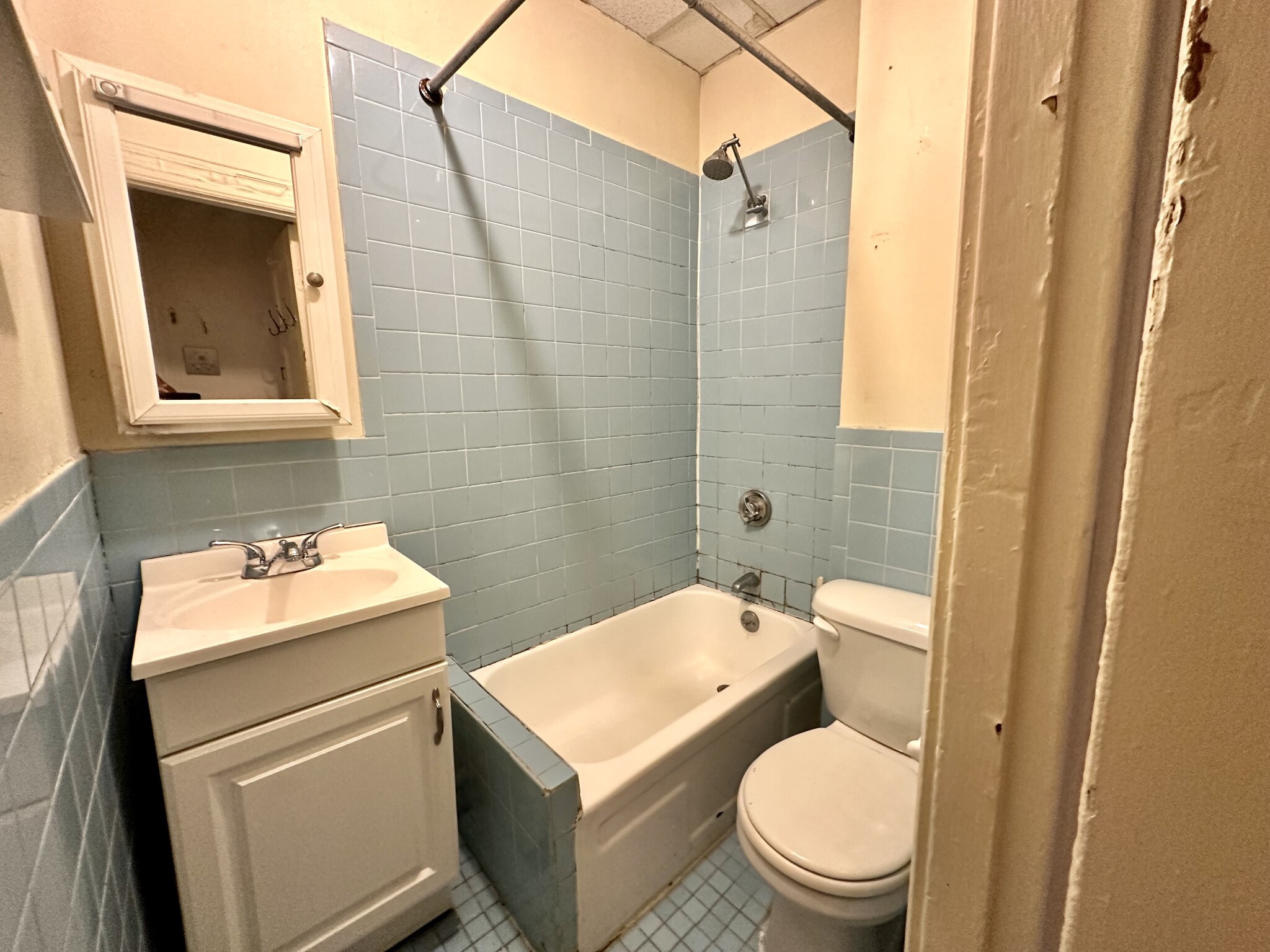 3 bed, 1 bath apartment for rent at 73 Phillips St Unit 3, Beacon Hill — photo 11 of 19