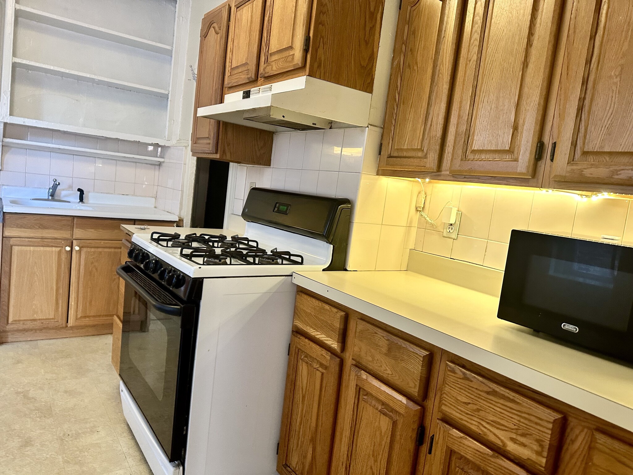 3 bed, 1 bath apartment for rent at 73 Phillips St Unit 3, Beacon Hill — photo 12 of 19