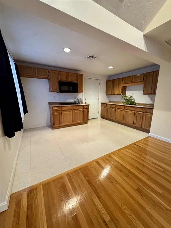 38 North Main St, Carver