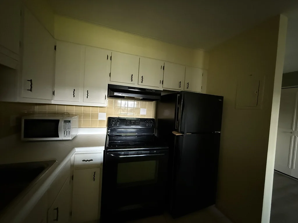 12 Williamsburg Ct, Shrewsbury