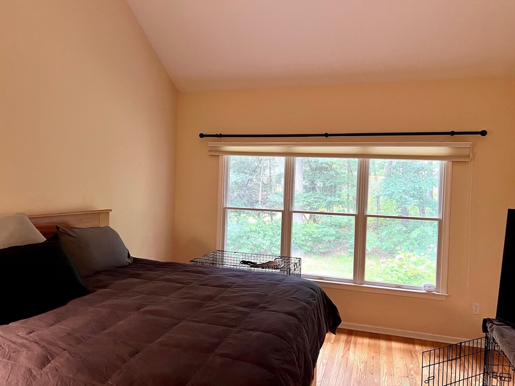 8 Stonegate Ln, Bedford