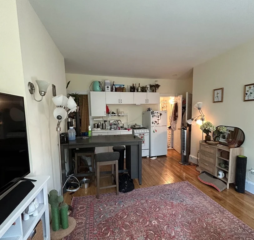 225 Newbury St, Back Bay