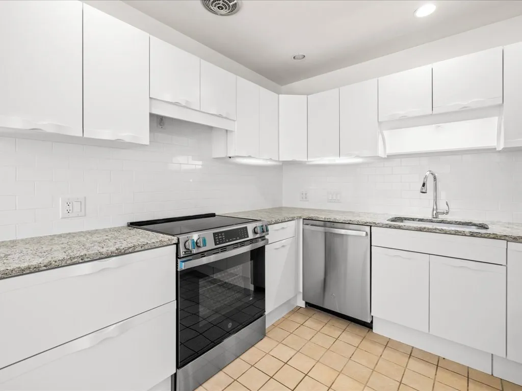 15 Woodridge Rd, Dover