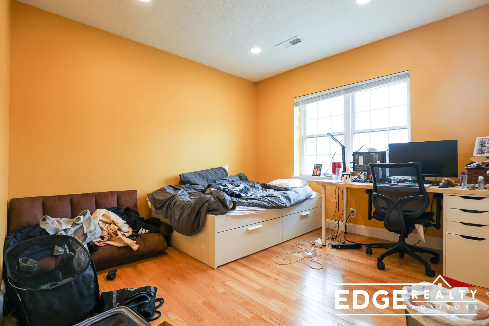 204 Lake Shore Rd, Oak Square