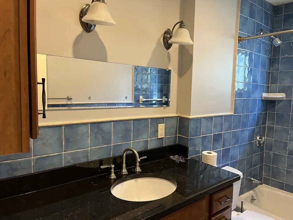 24 Upcrest, Oak Square