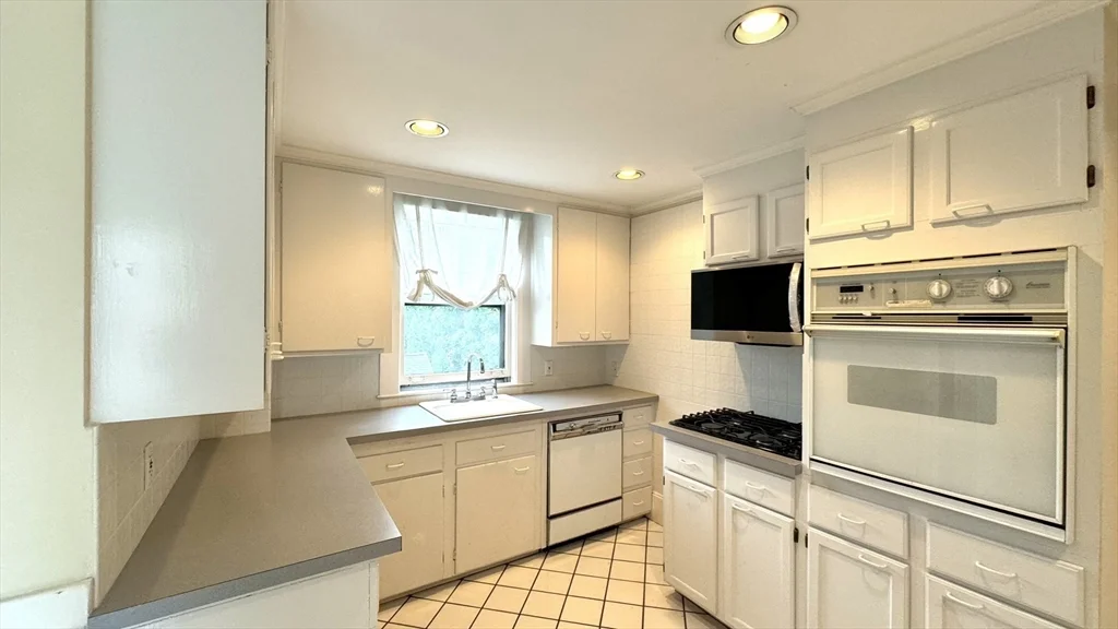 36 Pond St, Marblehead