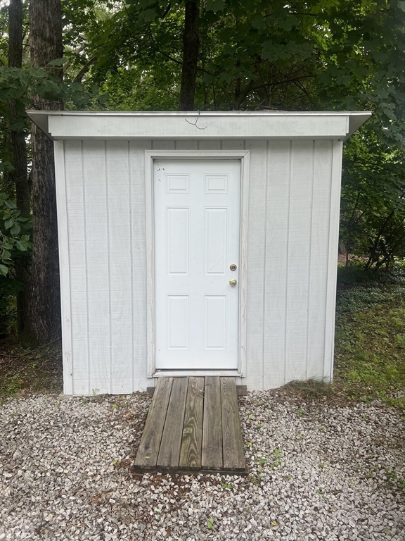 22 Warren Ln, Weston