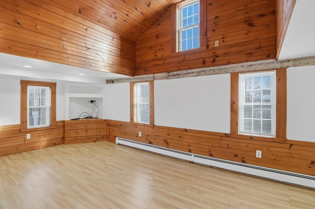 92 Main St, Hopkinton