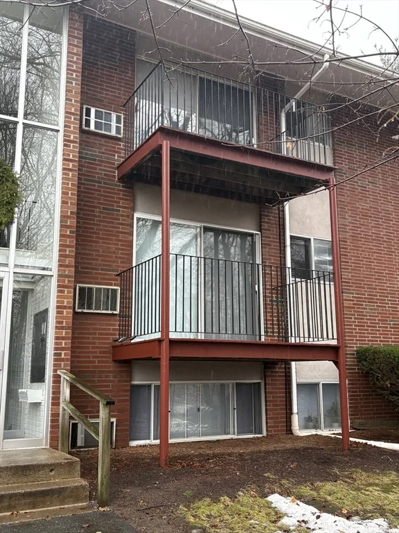 10 Longwood Dr, Andover