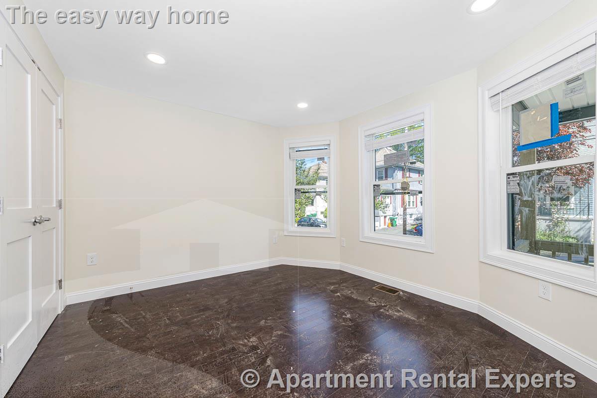 70-72 Stanley Ave, Tufts