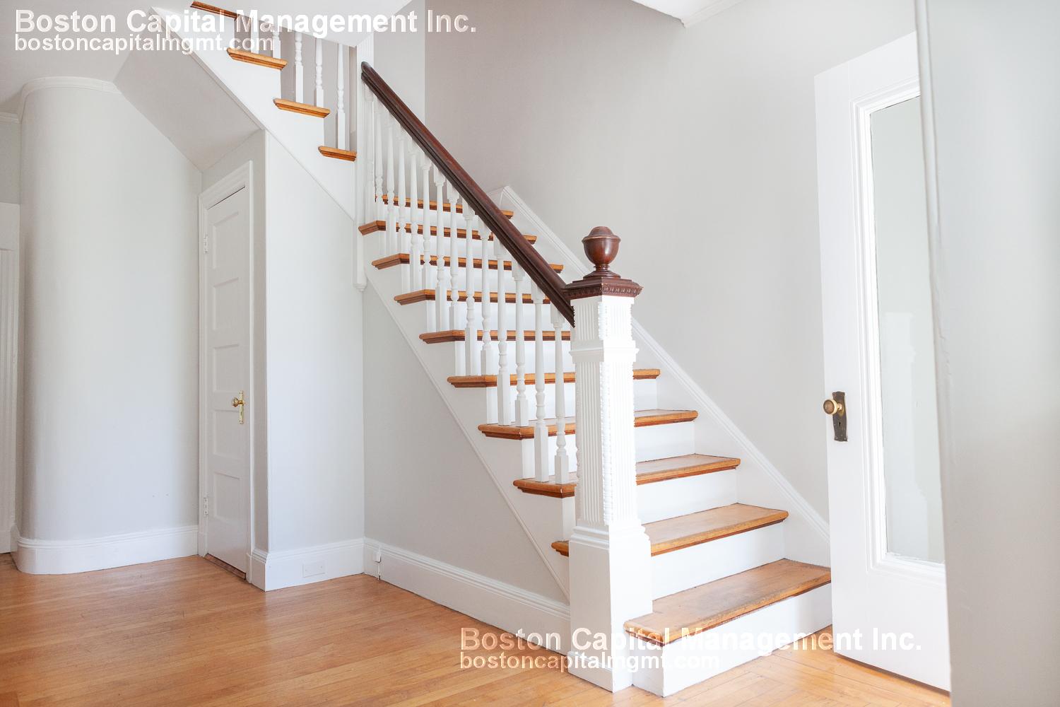 6 bed, 2.5 bath apartment for rent at 1743 Commonwealth Ave Unit 4, Brighton — photo 2 of 17