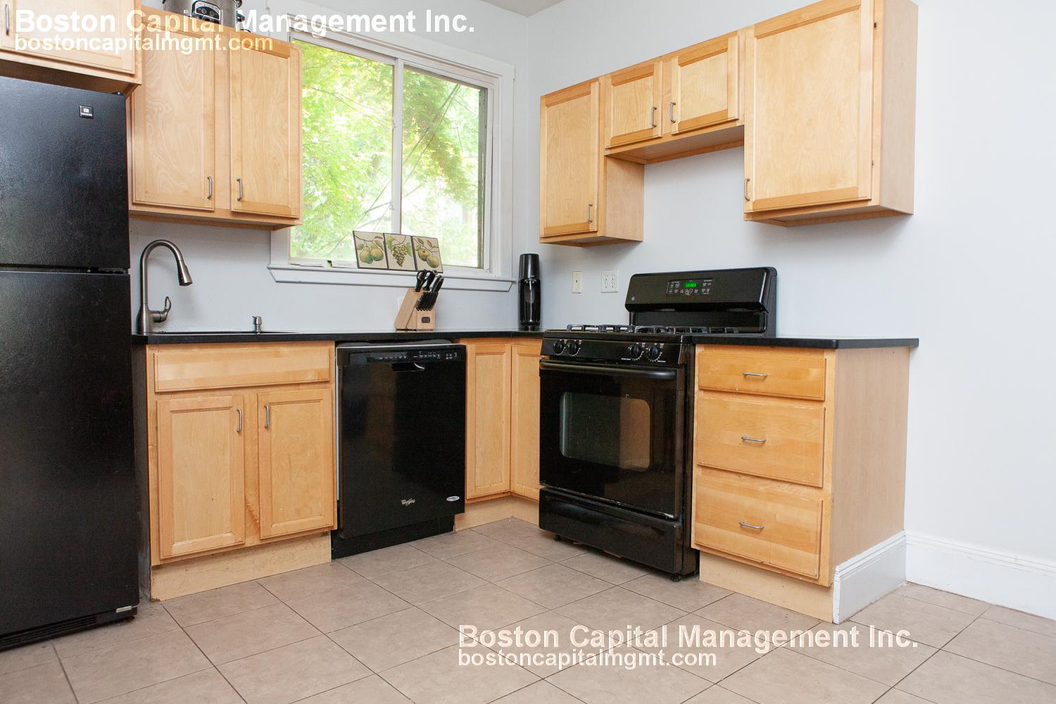 6 bed, 2.5 bath apartment for rent at 1743 Commonwealth Ave Unit 4, Brighton — photo 7 of 17