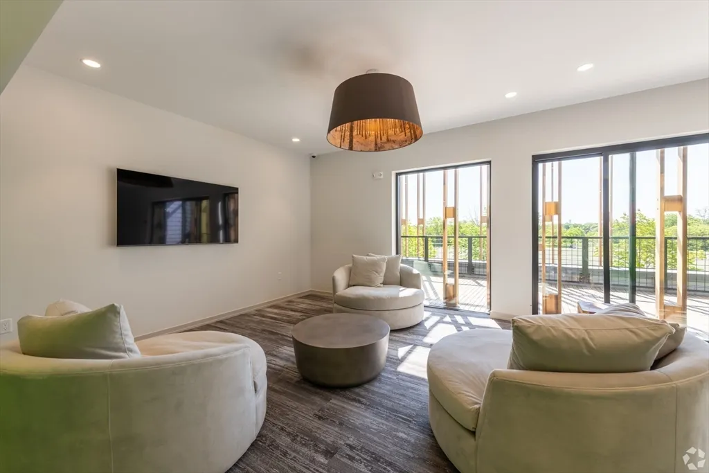 77 New St, Neighborhood Nine