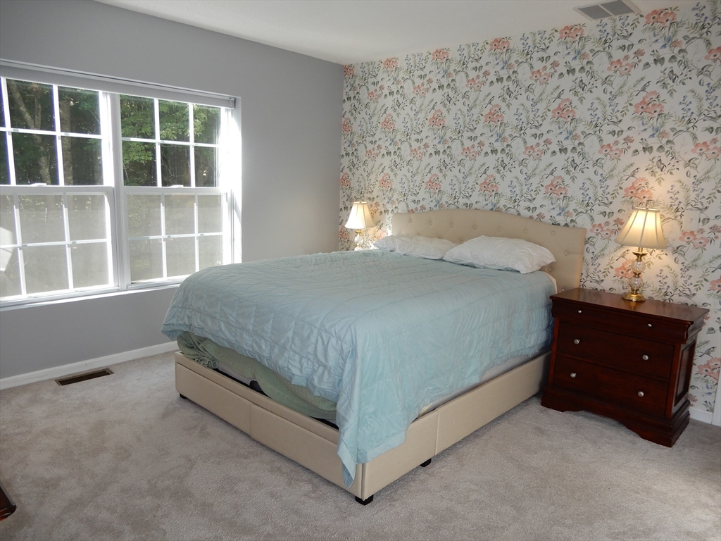 5 Bradshaw Ln, Foxboro