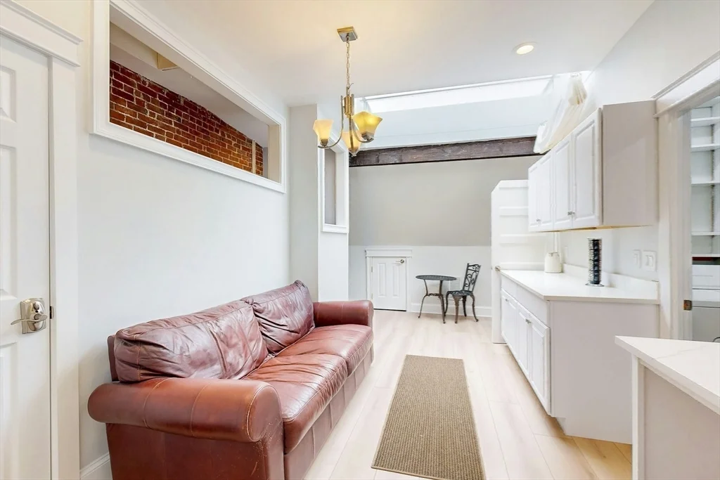 15 Garrison Rd, Brookline Hills