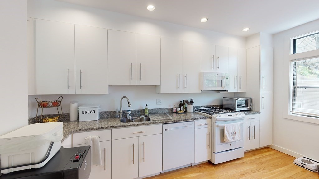 15 Roberts Rd, Harvard Square