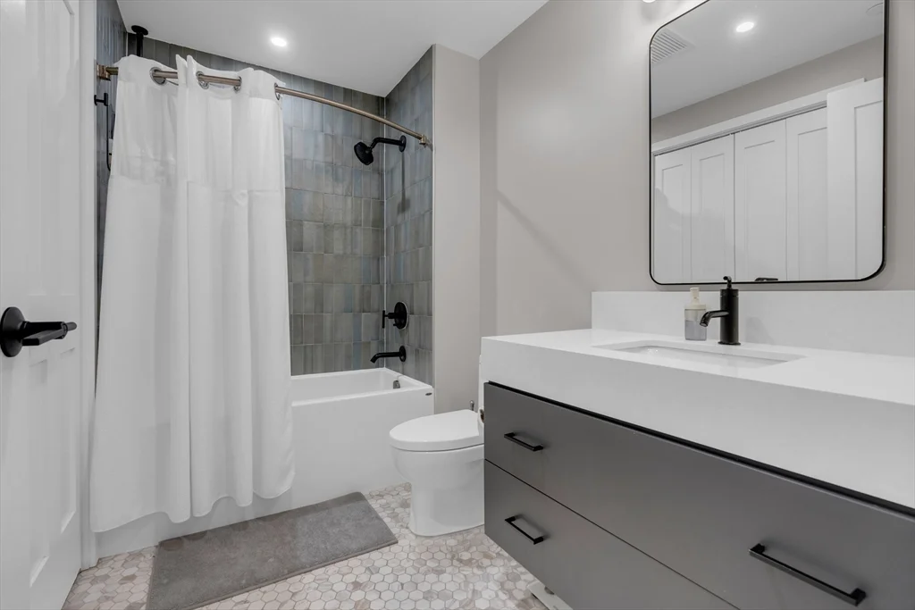 70 Leo Birmingham Pkwa, Brighton