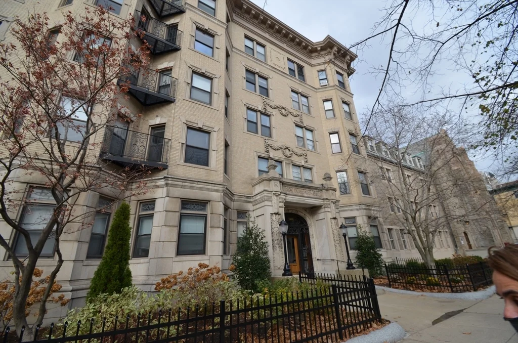 1109 Boylston St, Fenway