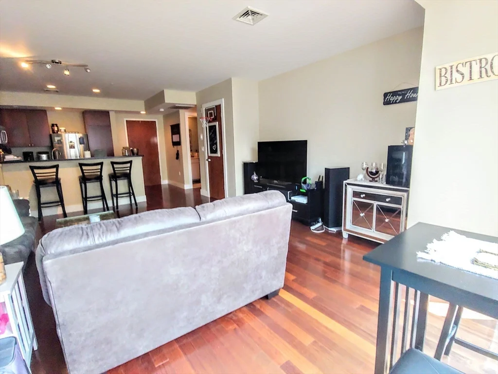 533 Cambridge St, Oak Square