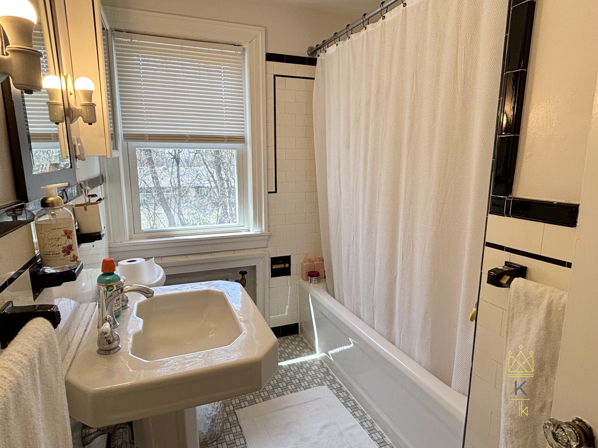 198 Wolcott Rd, Chestnut Hill