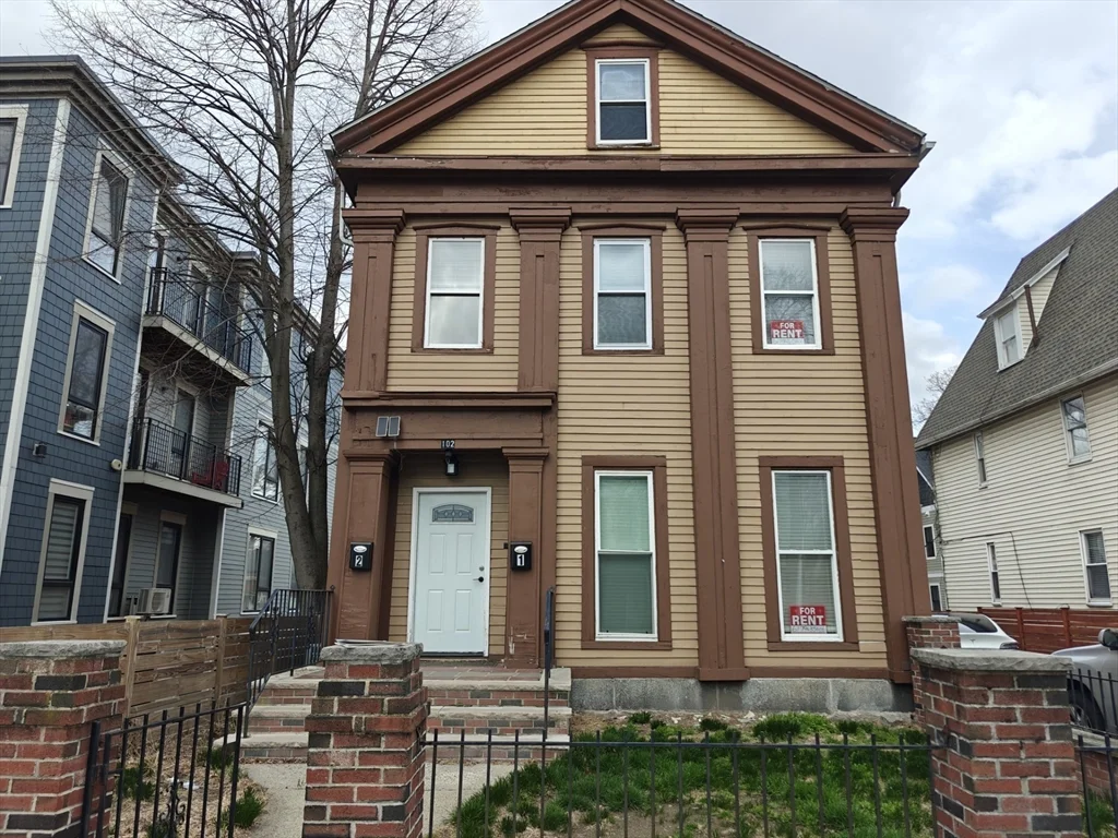 102 Mount Pleasant Ave, Roxbury