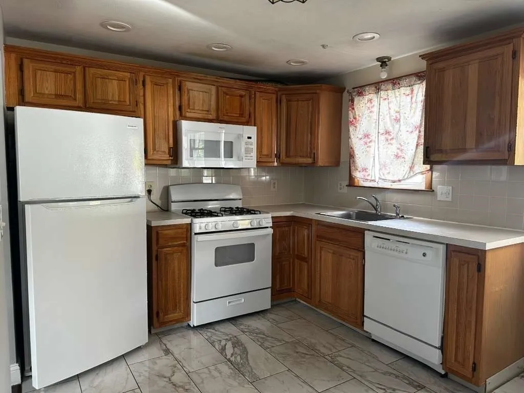 63 Mcgarvey Rd, Stoughton