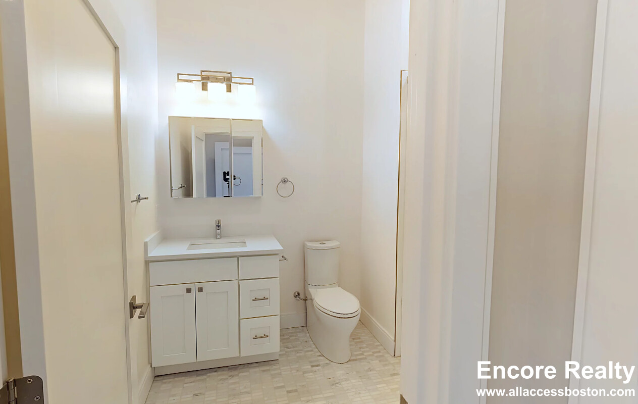 32 Cummins Highway, Roslindale