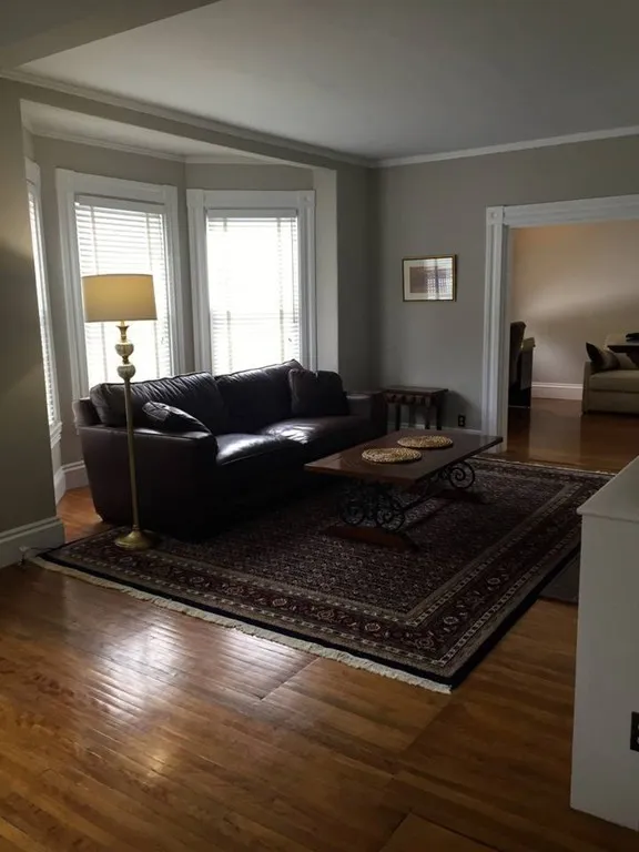 2 Elm, Wellesley